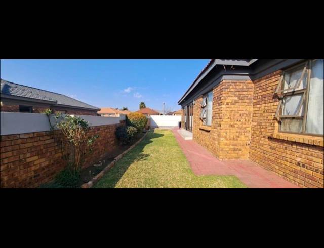 3 BEDROOM FREEHOLD FOR SALE IN SOUTHDOWNS ESTATE